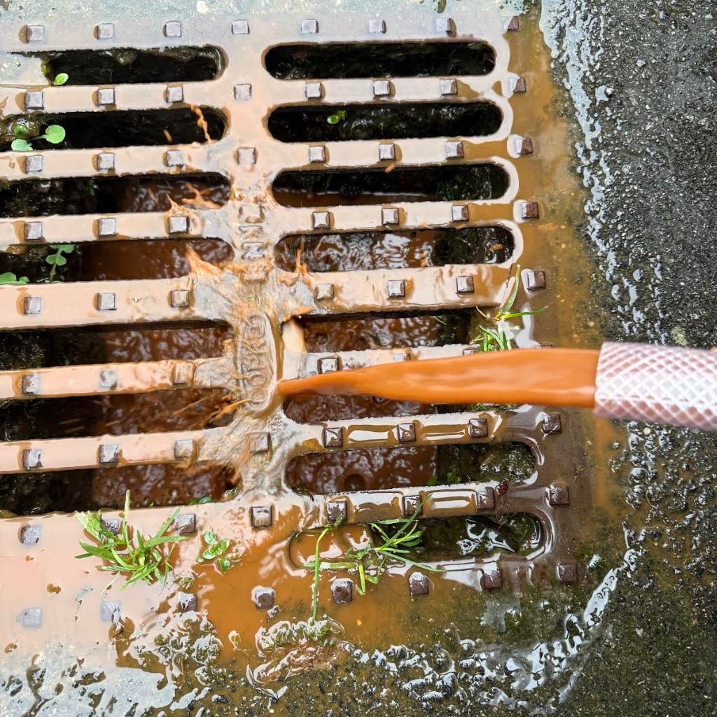 Avant/après désembouage : eau du circuit avant et après nettoyage